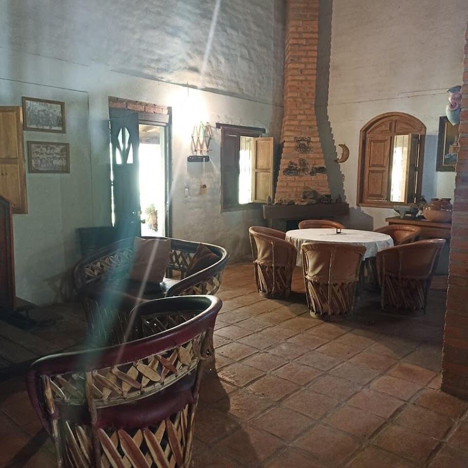 Comedor y chimenea de ladrillo