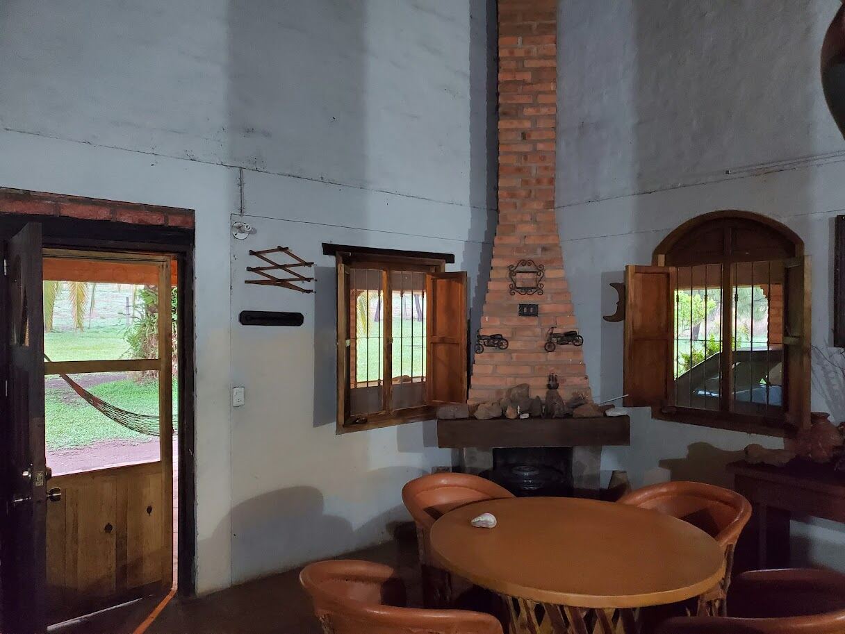 Estancia con chimenea de ladrillo