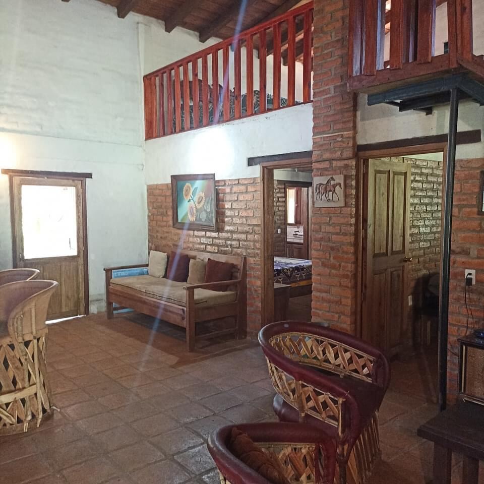 Sala con doble altura y tapanco